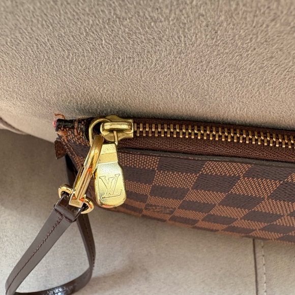 Louis Vuitton Brown Wallet with Iconic Checkered Design - Picture 3 of 12